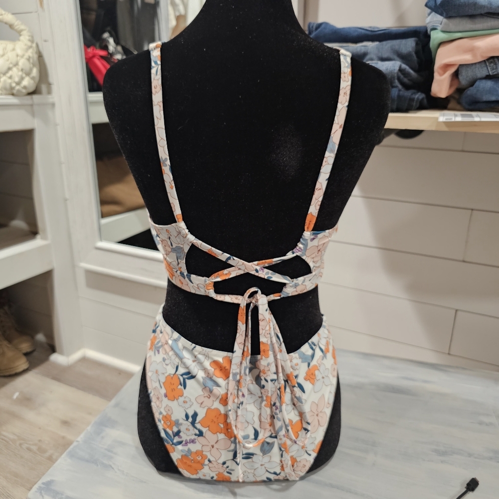 2 Piece Adjustable Bikini Like New - Picture 3 of 6